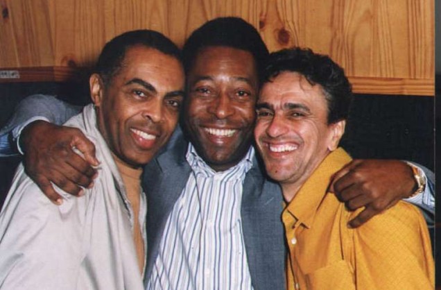 Com Gilberto Gil e Caetano Veloso durante a gravação do clipe <em>Aquele Abraço</em> para a candidatura do Rio de Janeiro para sediar a Olimpíada de 2004.