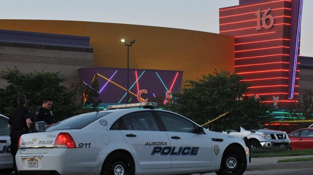 Polícia cerca cinema em que 12 pessoas foram mortas por um atirador nesta sexta