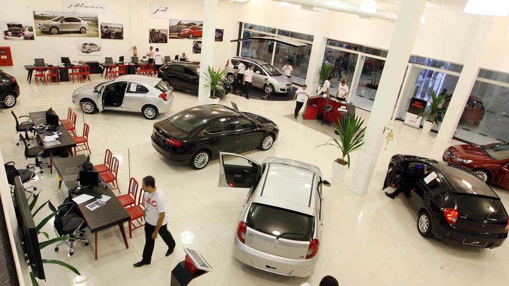 Carros em concessionária