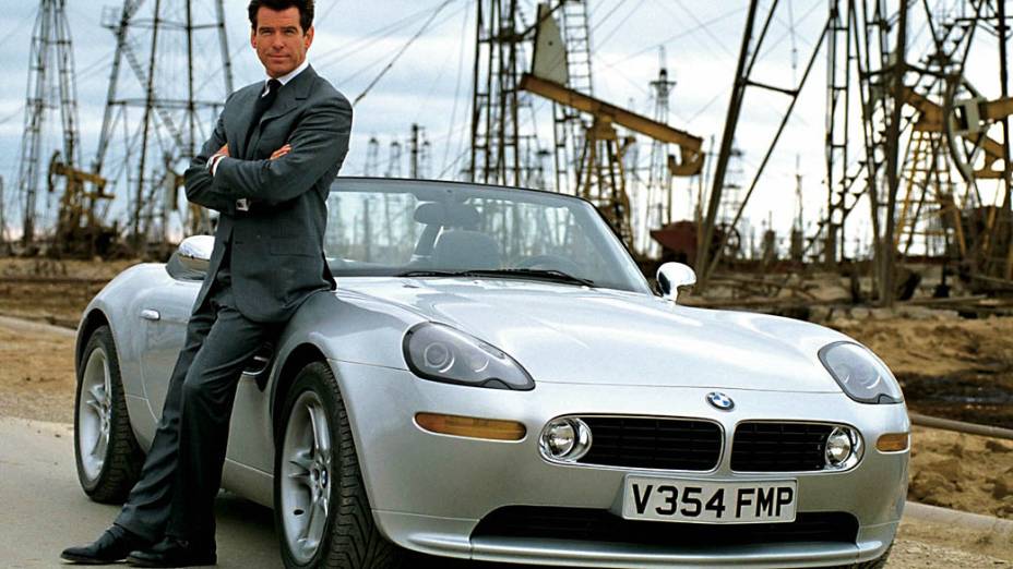 BMW Z8 – Um dos mais belos roadsters já concebidos pela BMW deu o ar da graça em "007 – O Mundo não é o Bastante", de 1999 (na foto, ao lado de Pierce Brosnan). Equipado com mísseis terra-ar, parabrisa a prova de balas e controle remoto, o Z8 salva nosso herói no momento em que a fábrica em que ele estava explode ao ser atacada por helicópteros do vilão Renard