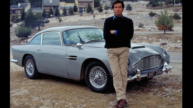 Pierce Brosnan posa ao lado do Aston Martin DB5 durante as filmagens de "007 Contra GoldenEye", no sul da França