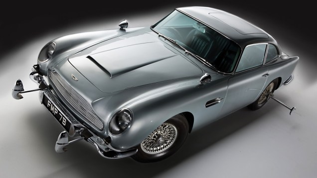 Reza a lenda que o DB5 que aparece no filme de estreia foi o primeiro exemplar a deixar a linha de montagem da Aston Martin, em 1963, e que foram necessárias seis semanas para equipar o carro com toda a parafernália usada pelo agente secreto nas filmagens