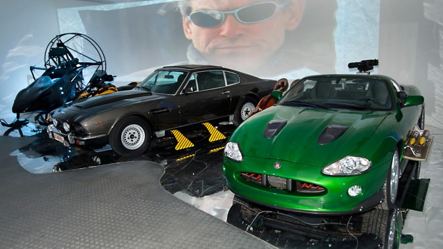 Aston Martin V8 Volante – Em sua primeira aparição como James Bond, em "007 – Marcado para a Morte", de 1987, Timothy Dalton abusa dos brinquedinhos instalados em um V8 Volante (à esquerda). Cubo de roda que dispara raios laser, mísseis escondidos no para-choque, motor a jato para dar aquela forcinha nas aceleradas e, por fim, pares de esquis para andar no gelo são alguns deles. Durante as filmagens da perseguição sobre a neve, em Weissensee, na Áustria, um dos carros quase acabou no fundo de um lago congelado, após a camada endurecida começar a rachar