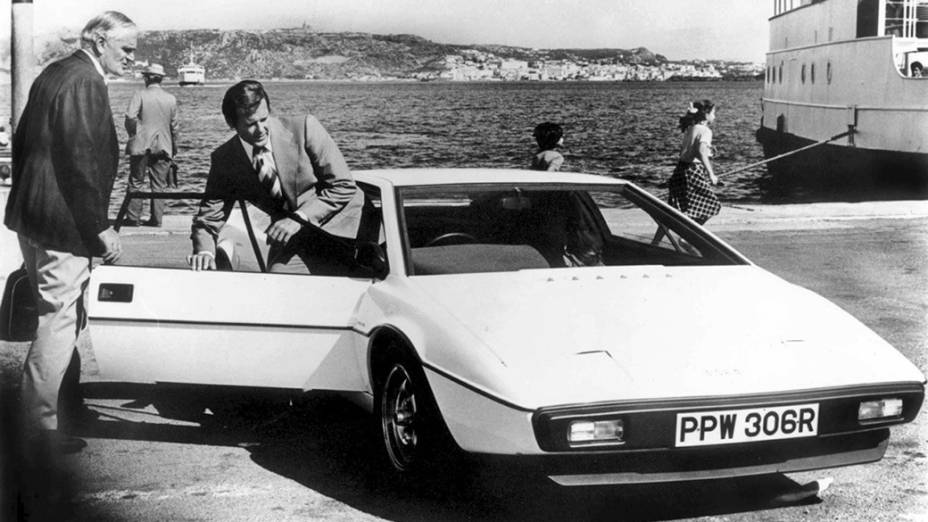 Desmond Llewelyn, o Q, e Roger Moore, o 007, ao lado do Lotus Esprit S1 submarino (Divulgação)