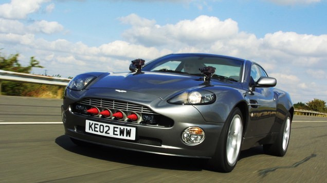 Aston Martin V12 Vanquish – Para "007 – Um Novo Dia para Morrer", o 20º filme da série, de 2002, o Aston Martin de James Bond teria de ser especial. E era. O V12 Vanquish, modelo topo de linha da época, ficava invisível ao simples toque de um botão. Também tinha metralhadoras teleguiadas escondidas sob o capô, mísseis com sensores de calor, assento ejetável, além de pneus que autoinfláveis