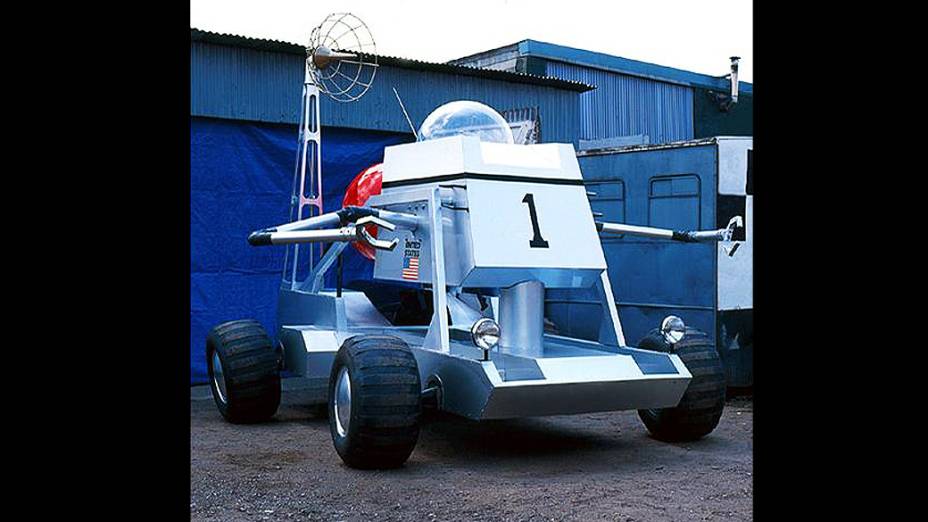 Lunar Buggy – Talvez o mais inusitado dos Bond-cars. O jipe lunar foi usado pelo agente de Sua Majestade em uma fuga pelo deserto de Nevada em "007 - Os Diamantes são Eternos", de 1971, filme que marcou o retorno de Sean Connery ao personagem, no lugar de George Lazenby. Mas ao contrário da aparência robusta exibida na famosa sequência de perseguição, o lunar buggy era frágil e quebrou várias vezes durante as filmagens. Em uma delas, inclusive, apesar de não ter sido captada pelas câmeras, é possível perceber que uma roda do jipe se solta e é flagrada em uma das cenas. Além da cúpula de acrílico no topo, o protótipo tinha painéis de alumínio, braços articulados e design inspirado em veículos desenvolvidos pela NASA, a agência espacial norte-americana. Em 2004, o jipe foi vendido por 37.000 dólares para a rede de lanchonetes Planet Hollywood