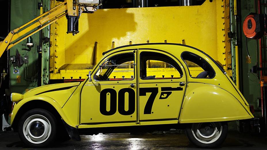 Citroën 2CV – Concebido para "atravessar um campo arado com uma cesta de ovos acomodada no banco, sem quebrá-los", o carrinho da Citroën é uma verdadeira antítese do Bond-car. Mas em "Somemente para Seus Olhos", ele deu um show ao protagonizar uma eletrizante perseguição. Nela, 007 (Roger Moore) tenta fugir de um bando armado e o pobre DeuxChevaux é alvo de rajadas de metralhadoras, é batido várias vezes, capota, mas, por fim, consegue sobreviver