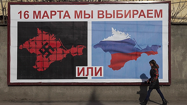 Cartaz pró-Rússia sobre o referendo na Crimeia: no topo lê-se "Em 16 de março vamos escolher" e abaixo "ou"; suástica nazista faz referência a grupos de extrema direita que ajudaram a derrubar o ex-presidente Yanukovich, enquanto ao lado o mapa da Crimeia aparece com as cores da bandeira russa