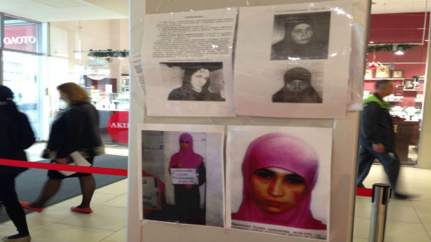 Cartazes com as fotos de mulheres que estariam planejando atentados suicidas durante os Jogos de Inverno foram espalhados por Sochi, na Rússia