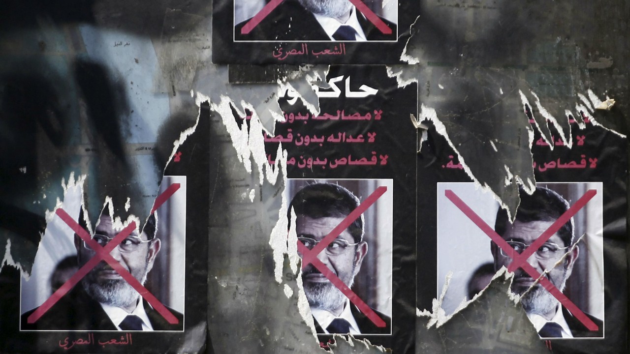 Cartazes de manifestantes contrários ao presidente deposto Mohamed Mursi na Praça Tahrir, no Cairo