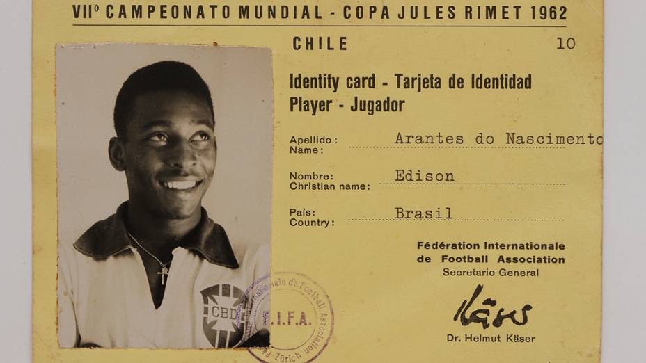 Objetos do acervo pessoal de Pelé no livro As joias do rei, de Celso de Campos Jr. Na imagem, carteirinha de<span> i</span><em>dentificação para a Copa de 1962</em><span></span>
