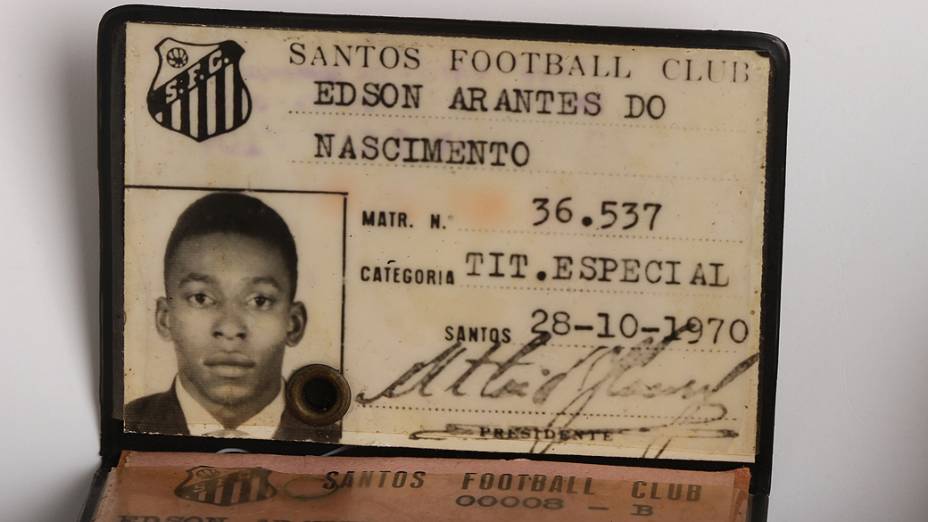 Objetos do acervo pessoal de Pelé no livro As joias do rei, de Celso de Campos Jr. Na imagem, carteirinha de Pelé