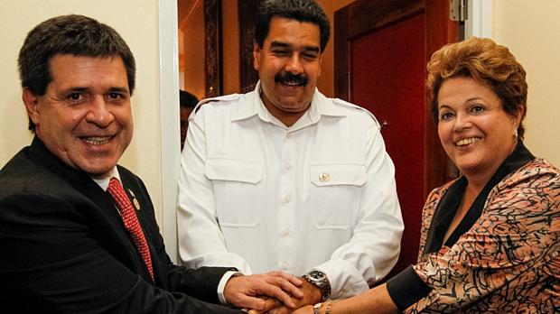 Os presidentes Horacio Cartes, do Paraguai, Nicolás Maduro, da Venezuela, e Dilma Rousseff reúnem-se durante cúpula da Unasul em Paramaribo, Suriname