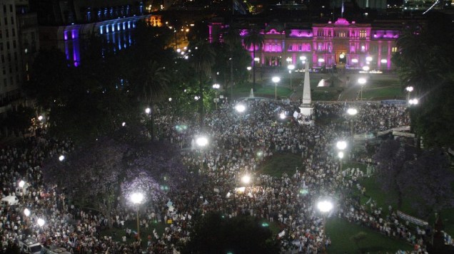 Argentinos lotam praça em frente à Praça Rosada para protestar contra o governo