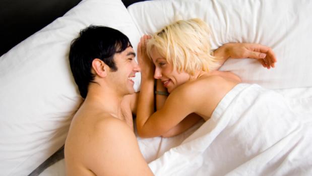 Homem e mulher na cama felizes
