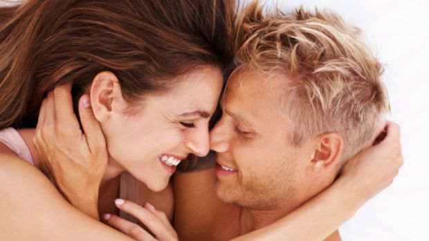 De acordo com estudo, a probabilidade de uma pessoa relatar um nível alto de felicidade diminui quando ela acredita que faz menos sexo do que as outras pessoas