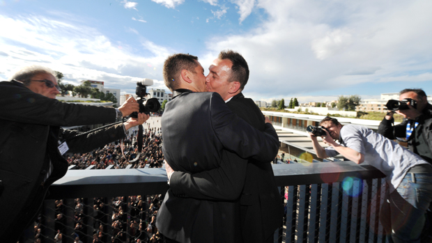 Em maio, Vincent Autin e Bruno Boileau se tornaram o primeiro casal homossexual a se casar na França