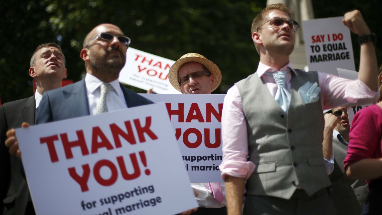 Ativistas comemoram aprovação do casamento gay na Grã-Bretanha