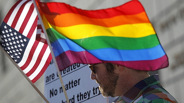 Manifestante pede aprovação do casamento gay na Corte Suprema dos EUA