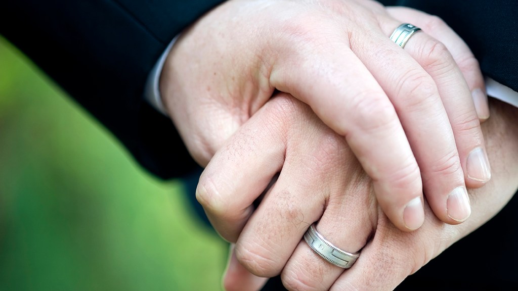 Idosos gays anunciaram seu casamento, um dos maiores tabus na China