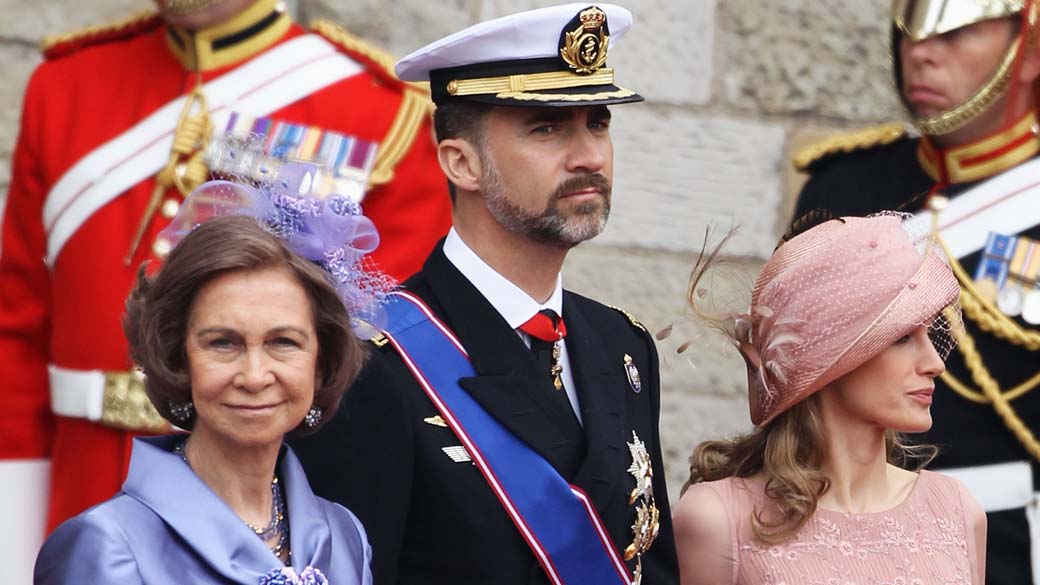 A família real espanhola na Abadia de Westminster: a rainha Sofia, o príncipe Felipe de Bourbon e a princesa Letizia
