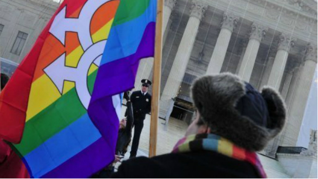 Uma manifestante a favor do casamento gay participa de um ato diante da Suprema Corte dos EUA