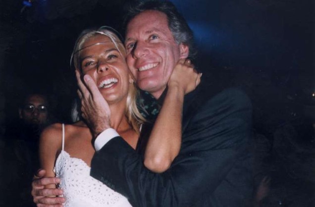 O glamouroso casamento entre Adriane Galisteu e Roberto Justus em dezembro de 1998: a união foi desfeita apenas oito meses depois.