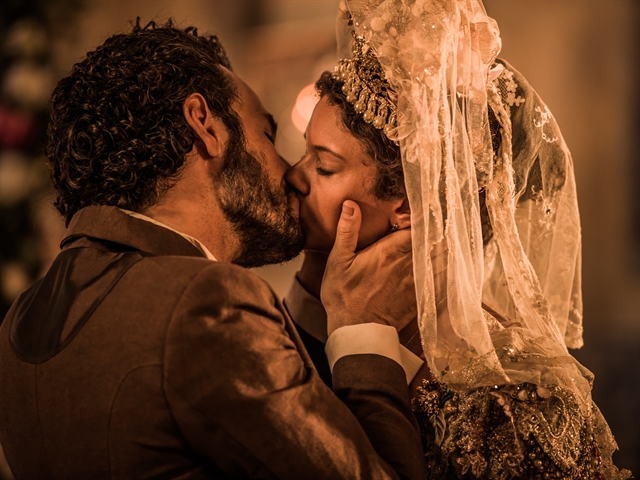 Afrânio (Rodrigo Santoro) se casa com Leonor (Marina Nery) em Velho Chico
