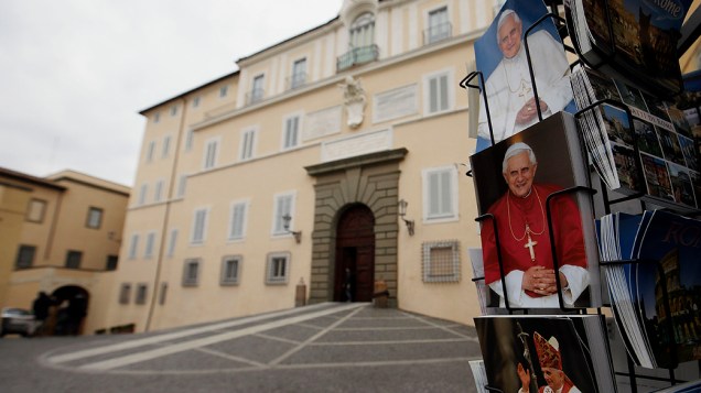Fotos do Papa Bento XVI em frente a residência de verão, na cidade de Castel Gandolfo, banhada pelo lago Albano, que se encontra a 30 quilômetros ao sul de Roma