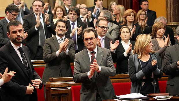 Proclamação, aprovada por maioria, foi aplaudida por parlamentares no final da votação