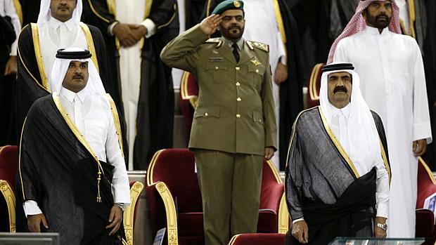 O emir do Qatar, xeque Hamad bin Khalifa Al Thani, à direita, ao lado de seu filho e herdeiro político, Tamim