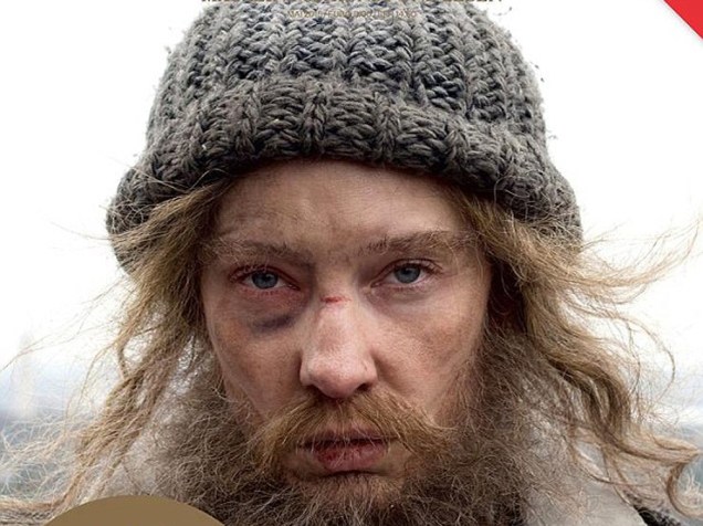 Cate Blanchett se transforma em morador de rua para exposição Manifesto, do artista alemão Julian Rosefeldt.