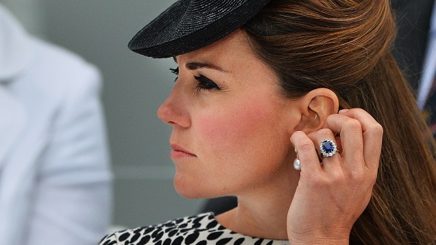 Plebeia, Kate Middleton agora é mãe do terceiro nome na sucessão do trono britânico. O segundo na linha de sucessão é seu marido, o príncipe William