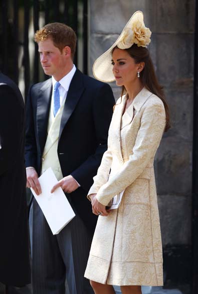 Catherine Middleton ao lado do príncipe Harry após o casamento real de Zara Phillips e Mike Tindall em Edimburgo, Escócia, em julho de 2011