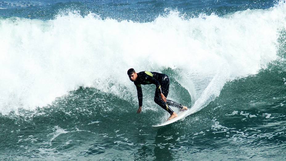 Cauã Reymond surfa na praia do Arpoador, em 05/09/2012