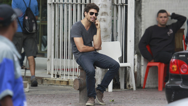 Cauã Reymond fala ao celular na Barra da Tijuca