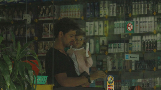 Cauã Reymond leva sua filha na farmácia no Shopping do Itanhangá, na Barra da Tijuca