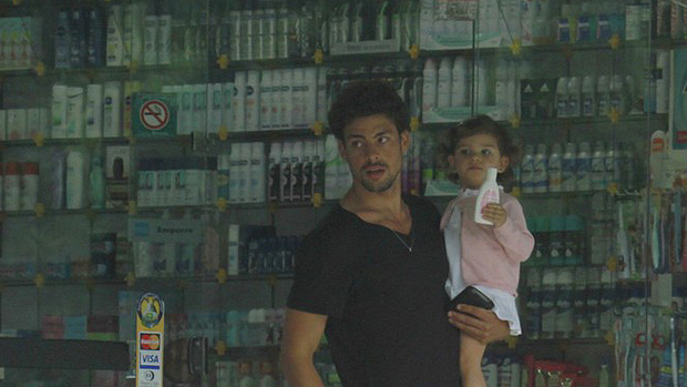 Cauã Reymond leva sua filha na farmácia no Shopping do Itanhangá, na Barra da Tijuca