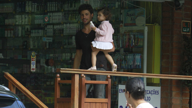 Cauã Reymond leva sua filha na farmácia no Shopping do Itanhangá, na Barra da Tijuca