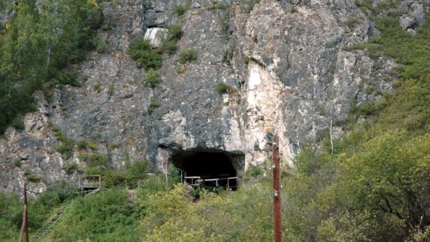 A caverna de Denisova, localizada nas montanhas Altai, na Sibéria. Nela foram encontrados ossos de uma espécie de hominídeos — nem humanos, nem neandertais — que viveram até 30 mil anos atrás