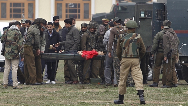 Soldados carregam corpo de militante morto em confrontos na Caxemira