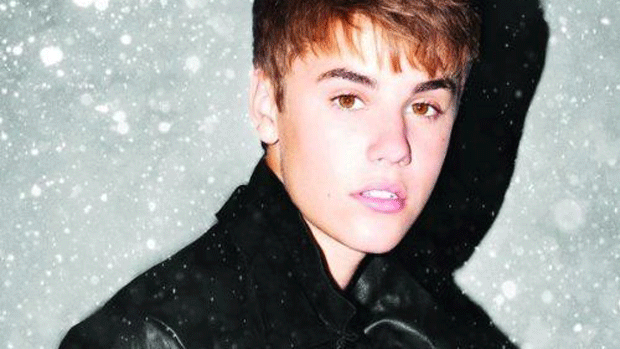 <p>Capa do disco <em>Under The Mistletoe</em> de Justin Bieber</p>