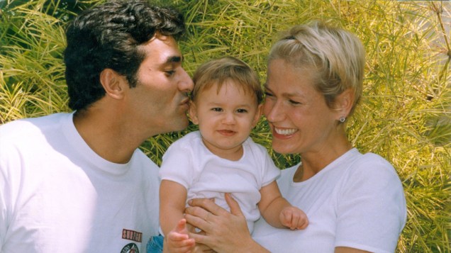 Luciano Szafir e Xuxa com filha recém-nascida, Sasha