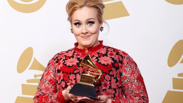 Adele posa com o prêmio Grammy de Melhor Performance Solo Pop para sua canção Fire Set To The Rain