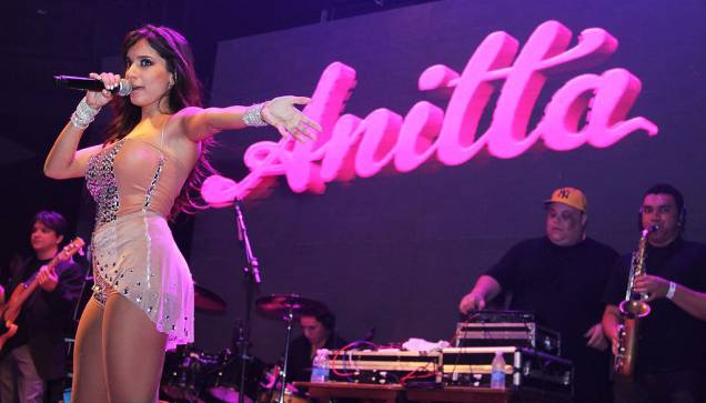 Cantora Anitta faz show no Villa Mix, em São Paulo