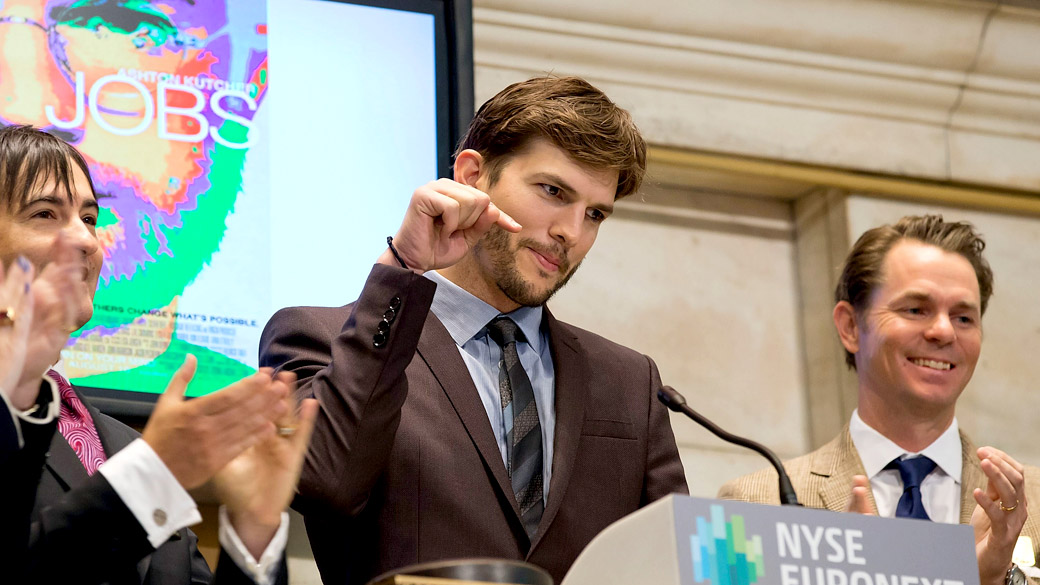 Ashton Kutcher abre pregão da bolsa de Nova York, para divulgar o filme 'Jobs'