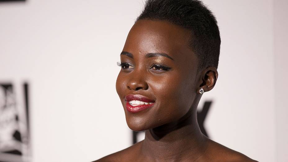 Lupita Nyongo no tapete vermelho da cerimônia de 2014 do Globo de Ouro