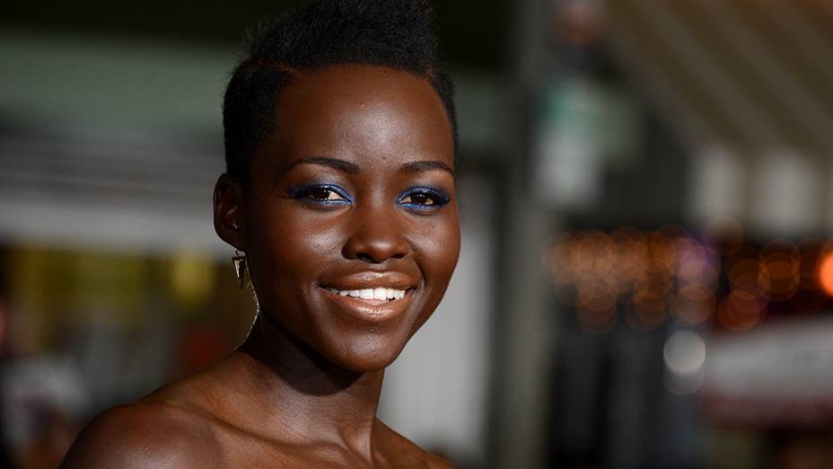 Lupita Nyongo chega para estreia do filme Non-Stop em Los Angeles, Estados Unidos