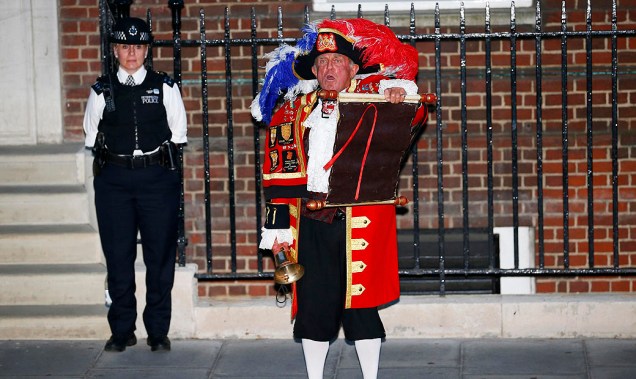 Homem em frente do Hospital de Santa Maria, em Londres, onde a duquesa de Cambridge deu à luz ao futuro herdeiro do trono britânico e onde William nasceu