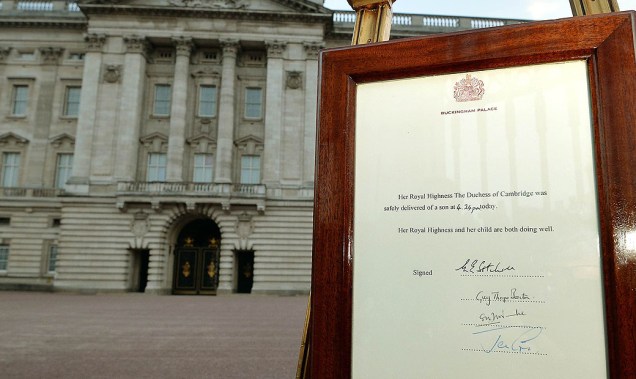Anúncio oficial do nascimento do filho do duque e da duquesa de Cambridge é afixado à porta do Palácio de Buckingham, em Londres